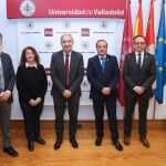 De izquierda a derecha, los presentes en el acto: el director de la Escuela de Ingenierías Industriales, César Méndez Bueno; la directora académica de la Cátedra, María Cristina Pérez Barreiro; el rector de la UVa, Antonio Largo Cabrerizo; el decano de ingenierosVA, Rafael Álvarez Palla; y el director técnico de la Cátedra, Francisco Javier Escribano Cordovés