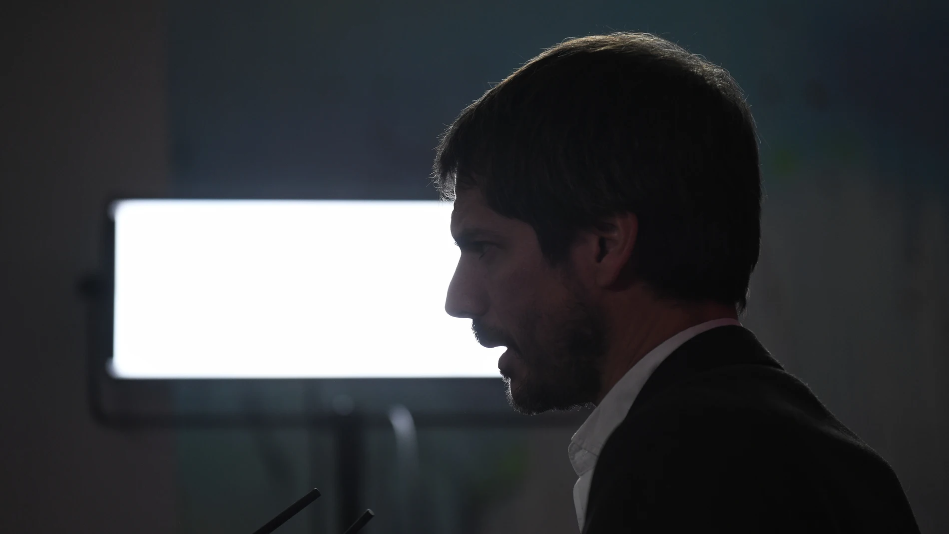 El portavoz de Sumar, Ernest Urtasun, durante una rueda de prensa, en el Espacio Rastro, en Madrid (España). Durante la comparecencia, Urtasun ha pedido al Gobierno que reconozca el Estado Palestino, apoye la investigración de crímenes de Guerra y revise los contratos de compareventa de armas. Además, ha señalado a la derecha, ‘’por cuestionar la legitimidad del Gobierno, crispar y no amparar manifestaciones violentas’’. 18 DICIEMBRE 2023;SUMAR;URTASUN;ESTADO PALESTINO Fernando Sánchez / E...