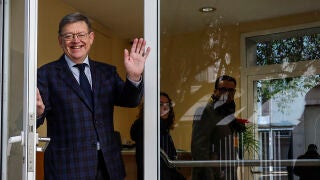 El secretario general del PSPV-PSOE, Ximo Puig, tras entregar su acta de diputado de Les Corts, a 18 de diciembre de 2023, en Val&egrave;ncia, Comunidad Valenciana (Espa&ntilde;a). El todav&iacute;a l&iacute;der del PSPV, Ximo Puig, ha dejado hoy su acta de diputado en Les Corts, donde hasta ahora ocupaba el puesto de presidente del grupo socialista, y ser&aacute; sustituido por Jos&eacute; Mu&ntilde;oz. Adem&aacute;s, Puig, ha apuntado al pr&oacute;ximo mes de febrero como posible fecha del congreso extraordinario del que saldr&aacute; la nueva direcci&oacute;n del P...