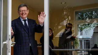 Ximo Puig deja su acta de diputado de Les Corts El secretario general del PSPV-PSOE, Ximo Puig, tras entregar su acta de diputado de Les Corts, a 18 de diciembre de 2023, en València, Comunidad Valenciana (España). El todavía líder del PSPV, Ximo Puig, ha dejado hoy su acta de diputado en Les Corts, donde hasta ahora ocupaba el puesto de presidente del grupo socialista, y será sustituido por José Muñoz. Además, Puig, ha apuntado al próximo mes de febrero como posible fecha del congreso extraordinario del que saldrá la nueva dirección del P...