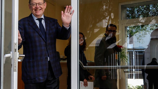 El secretario general del PSPV-PSOE, Ximo Puig, tras entregar su acta de diputado de Les Corts, a 18 de diciembre de 2023, en Val&egrave;ncia, Comunidad Valenciana (Espa&ntilde;a). El todav&iacute;a l&iacute;der del PSPV, Ximo Puig, ha dejado hoy su acta de diputado en Les Corts, donde hasta ahora ocupaba el puesto de presidente del grupo socialista, y ser&aacute; sustituido por Jos&eacute; Mu&ntilde;oz. Adem&aacute;s, Puig, ha apuntado al pr&oacute;ximo mes de febrero como posible fecha del congreso extraordinario del que saldr&aacute; la nueva direcci&oacute;n del P...