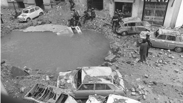 Fotografía de archivo, tomada el 20-12-1973, del lugar donde se produjo el atentado, en la esquina de las calles Maldonado y Claudio Coello, en Madrid, que alcanzó el automovil del Parque móvil en el que viajaba el entonces presidente del Gobierno, el almirante Carrero Blanco