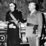 (FILES) Head of Spanish State, General Franco poses on June 9, 1973, after having appointed Admiral Luis Carrero Blanco (L) as Prime Minister. - Spain will on December 20 mark 50 years since dictator Fransisco Franco's heir apparent, his prime minister Luis Carrero Blanco, was killed in a car bomb attack by the Basque separatist movement ETA, in the worst blow suffered by the regime. The massive explosion opened a huge crater and sent the vehicle hurtling over 30 metres (100 feet) into the air before landing in the patio of a convent. (Photo by STAFF / EUROPA PRESS / AFP)