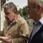Alberto Chicote y Paco Ortega frente a un cajero automático