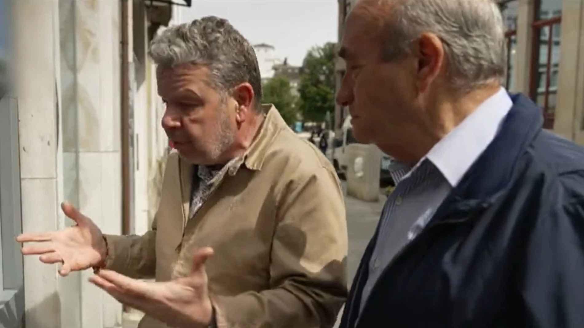 Alberto Chicote y Paco Ortega frente a un cajero automático