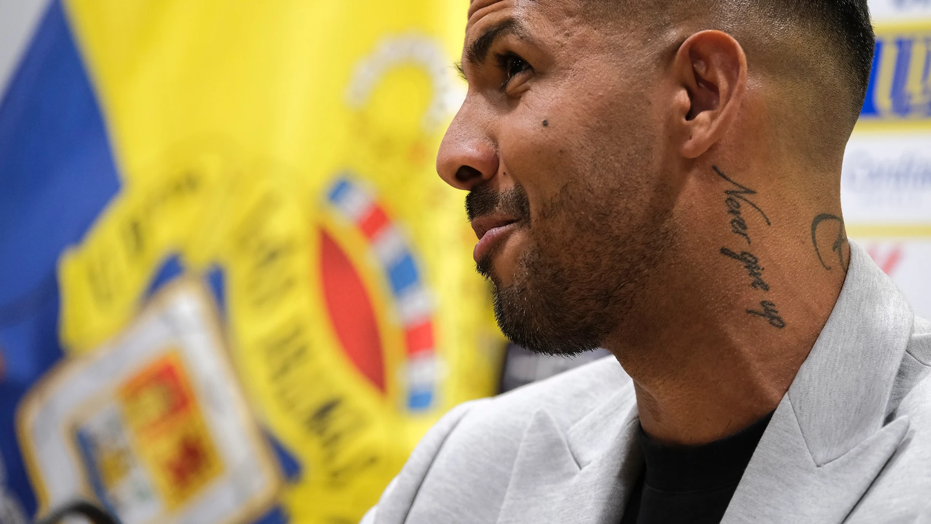 GRAFCAN2739. LAS PALMAS DE GRAN CANARIA, 19/12/2023.- El futbolista grancanario Jonathan Viera ha anunciado este martes en su despedida como jugador de la UD Las Palmas que su precipitada marcha a mitad de temporada obedece a un problema personal con el entrenador del equipo, Xavier García Pimienta. En una rueda de prensa en la que ha estado acompañado por miembros del club, todos sus compañeros y también por el cuerpo técnico que comanda el entrenador catalán, Viera ha argumentado que García...