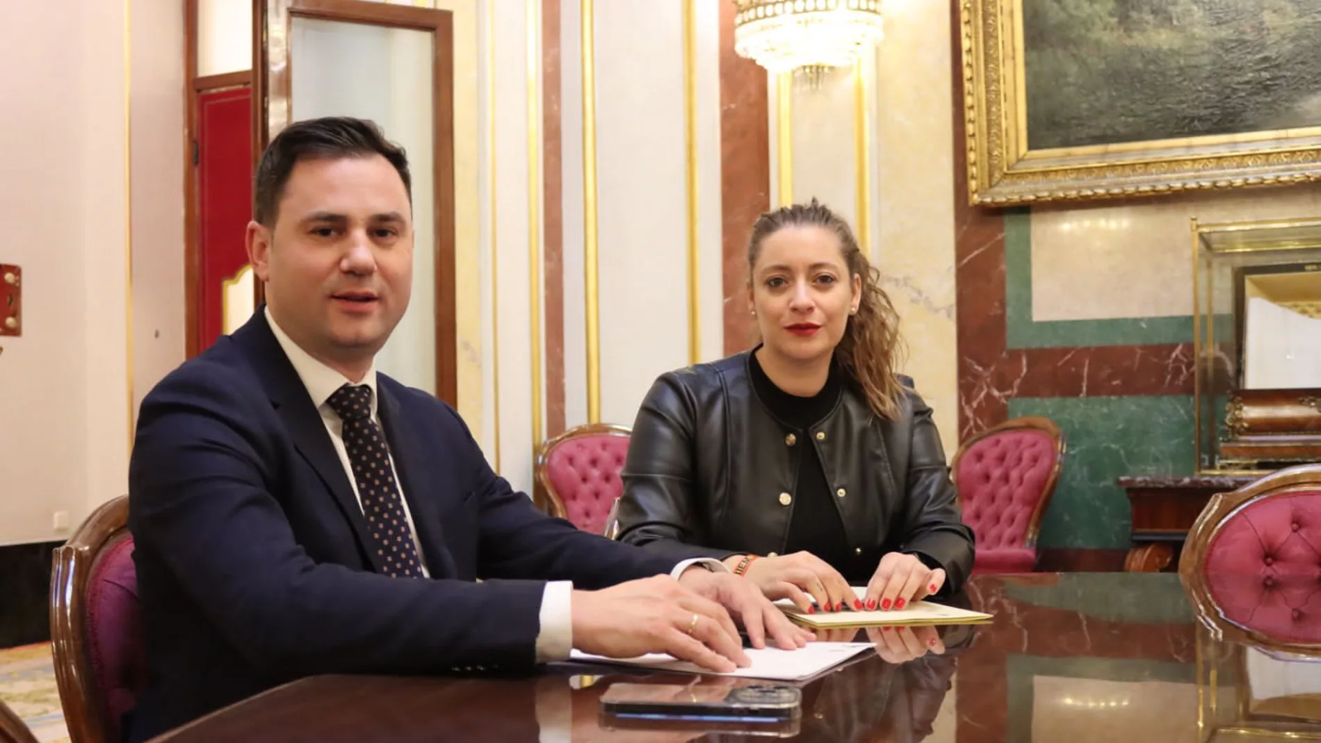 Reunión entre la popular Ester Muñoz y el socialista Javier Cendón