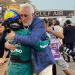 Abrazo entre Lawrence Stroll y Fernando Alonso