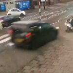 Una mujer y su hijo salen ilesos después de que un coche volcara frente a ellos