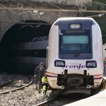 Continúan los trabajos en los trenes accidentados en Álora (Málaga)