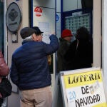 Largas colas para comprar los últimos décimos de la Lotería de Navidad