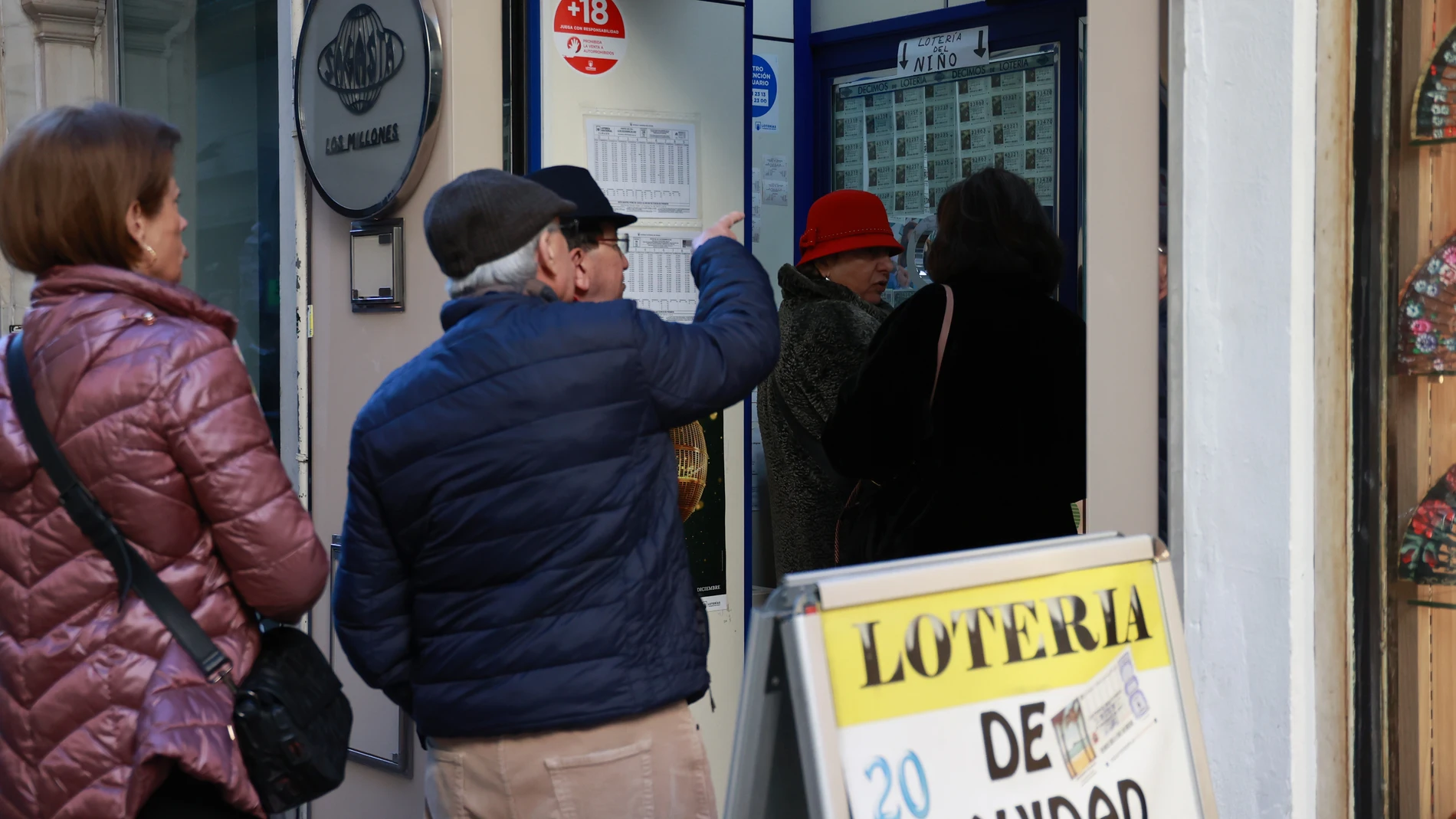 Decenas de turistas y sevillanos hacen cola para adquirir los últimos décimos de la Lotería de Navidad en la Administración en la calle Sagasta de Sevilla. A 19 de diciembre de 2023, en Sevilla (Andalucía, España). 19 DICIEMBRE 2023 Rocío Ruz / Europa Press 19/12/2023