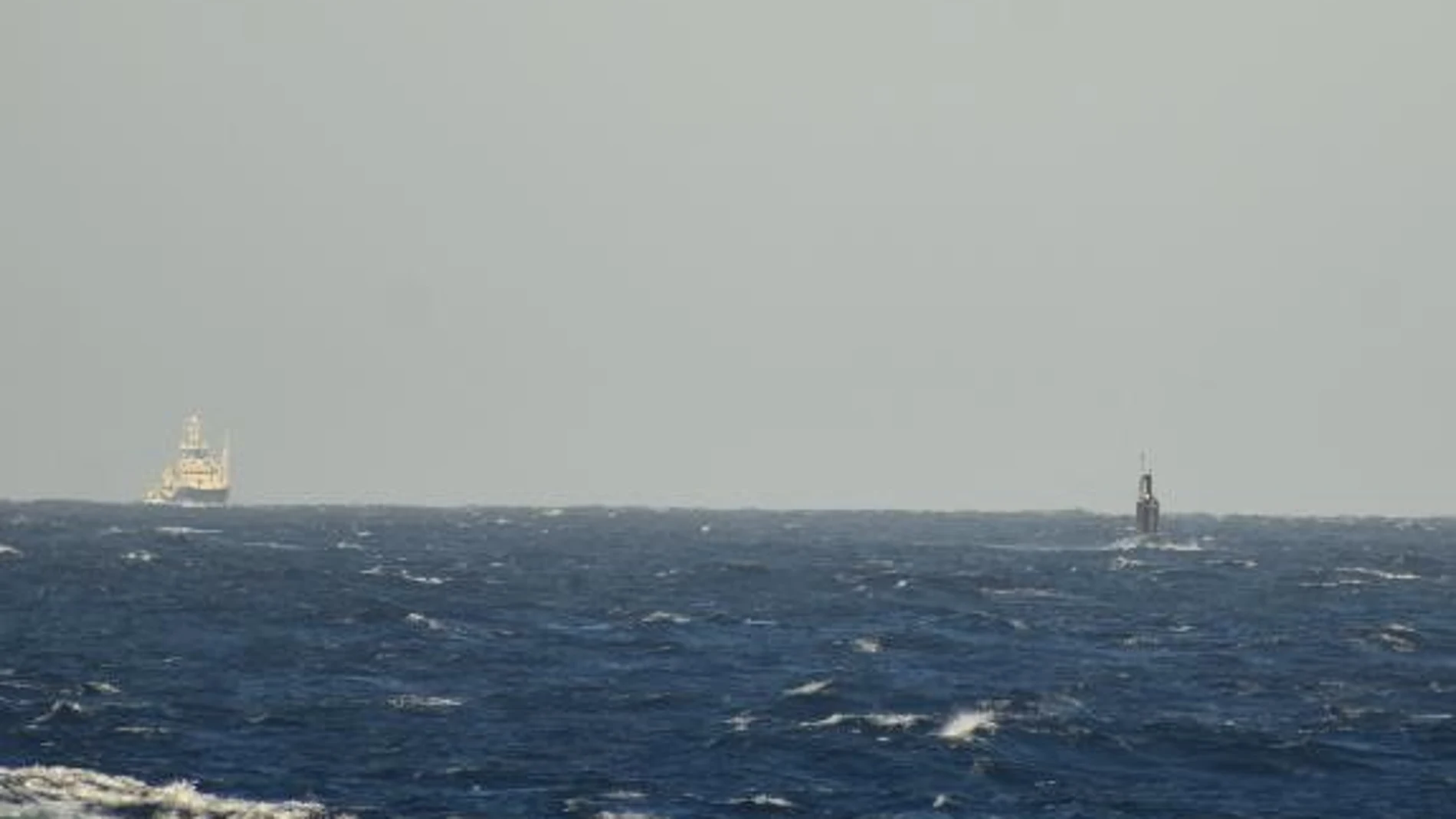 El submarino ruso con su escolta logística