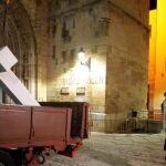 Una técnico supervisa la retirada de la Cruz de los Caídos de Callosa de Segura (Alicante) en 2018.