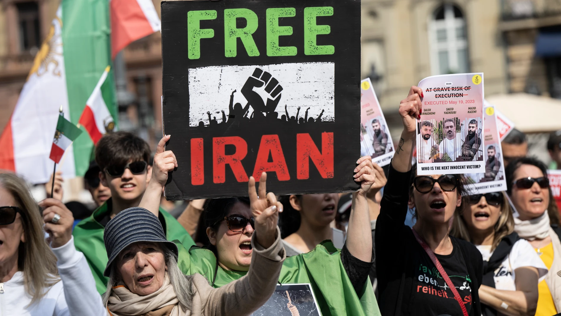 20 May 2023, Hesse, Frankfurt: Iranian exiles protest against the latest executions in Iran in front of the Alte Oper in Frankfurt. Photo: Boris Roessler/dpa (Foto de ARCHIVO)20/05/2023 ONLY FOR USE IN SPAIN
