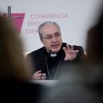 El secretario general de la Conferencia Episcopal Española, César García Magán presenta la Memoria de actividades de la Iglesia 2022 después de que el despacho Cremades haya entregado el informe que los obispos encargaron sobre los abusos sexuales en la Iglesia, este martes en Madrid. EFE/ Daniel Gonzalez