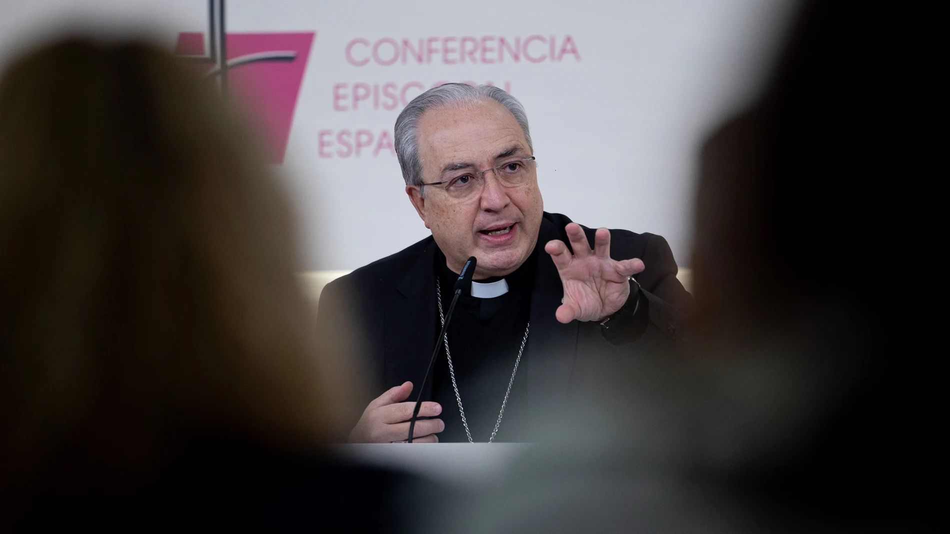 El secretario general de la Conferencia Episcopal Española, César García Magán presenta la Memoria de actividades de la Iglesia 2022 después de que el despacho Cremades haya entregado el informe que los obispos encargaron sobre los abusos sexuales en la Iglesia, este martes en Madrid. EFE/ Daniel Gonzalez