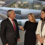 El delegado del Gobierno, Nicanor Sen, dialoga con Inmaculada Matías, en presencia de la subdelegada Alicia Villar