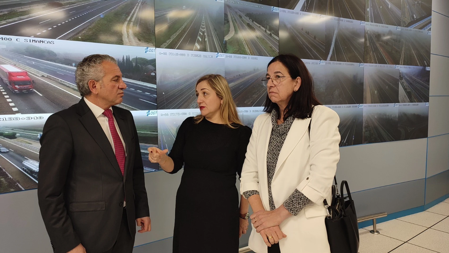 El delegado del Gobierno, Nicanor Sen, dialoga con Inmaculada Matías, en presencia de la subdelegada Alicia Villar