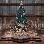 La reja expoliada protagoniza la felicitación navideña del Metropolitan