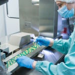Trabajador en fábrica de medicamentos