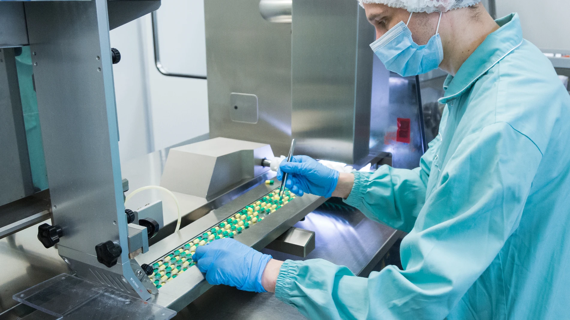 Trabajador en fábrica de medicamentos