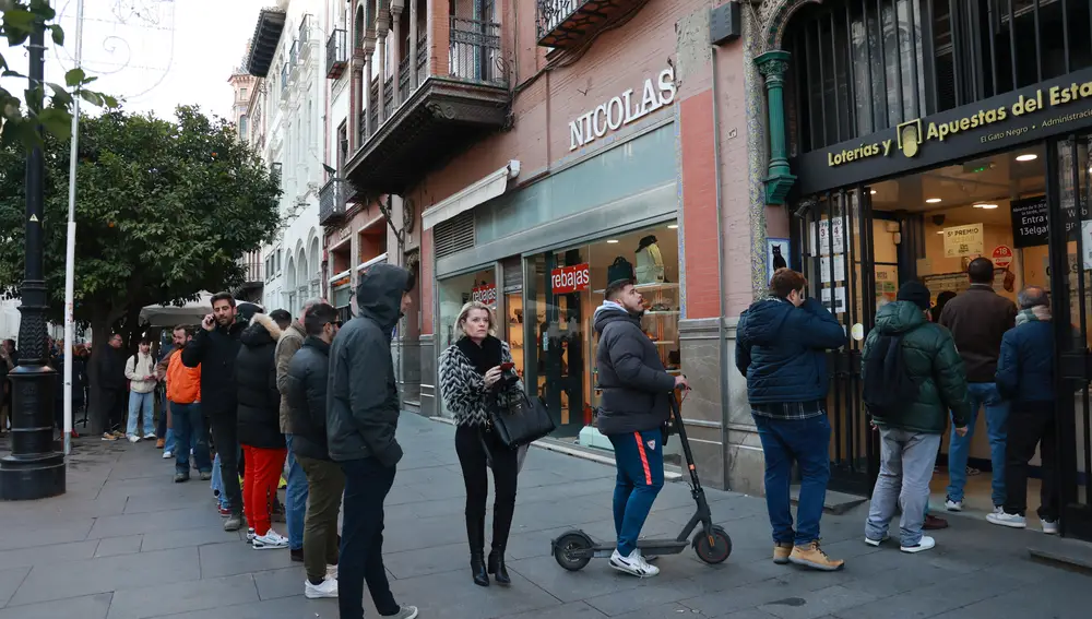 Largas colas para comprar los últimos décimos de la Lotería de Navidad