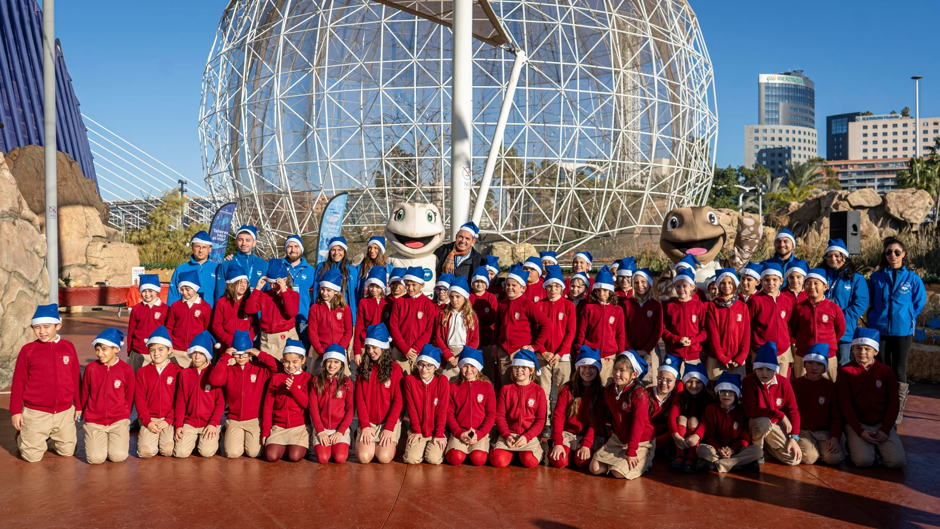 Foto de grupo con los alumnos del Julio Verne School de Torrent