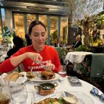Tamara Falcó con jersey navideño de lujo.