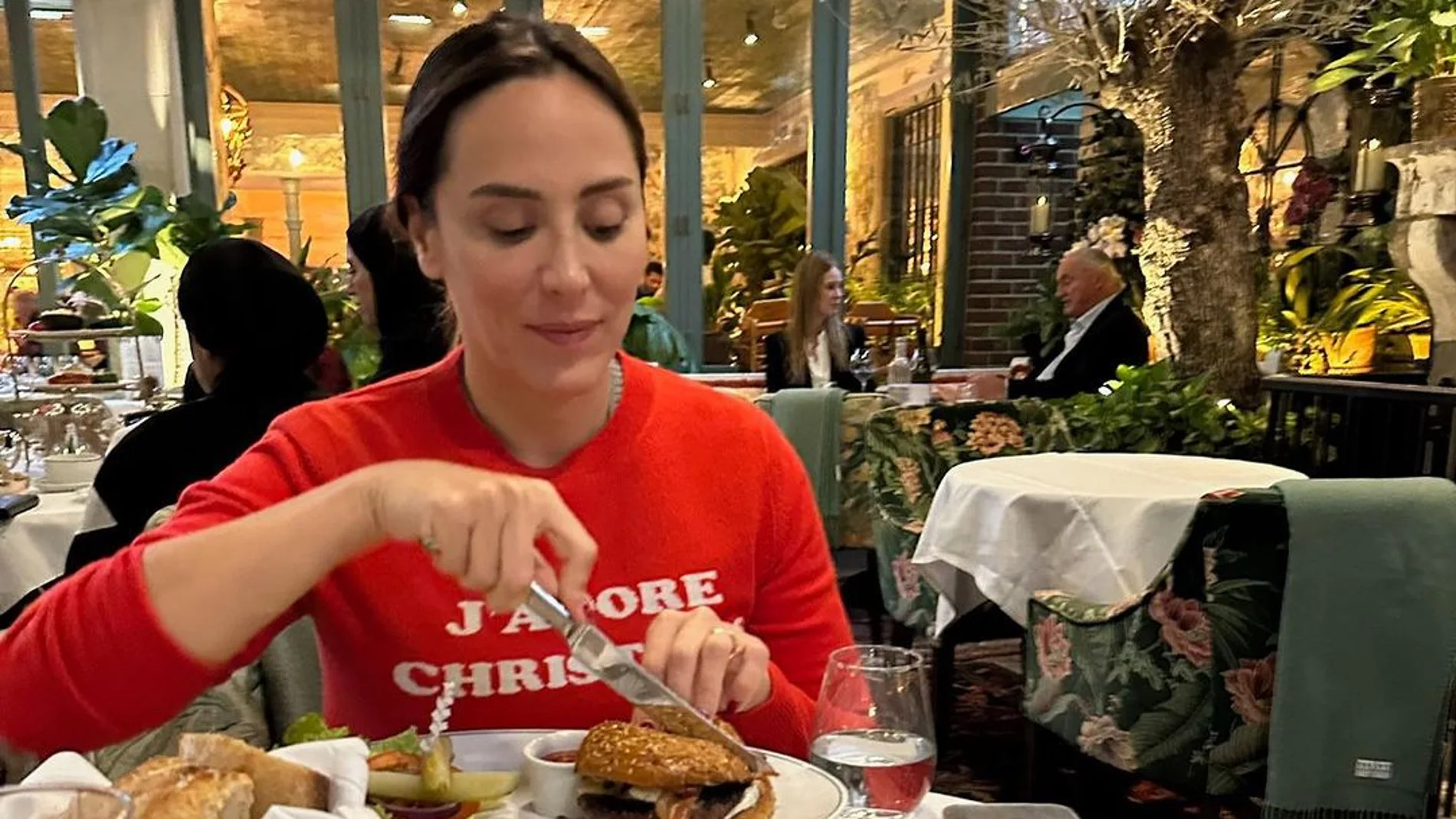 Tamara Falcó con jersey navideño de lujo.