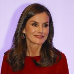 La Reina Letizia apuesta por el rojo en su tierra.