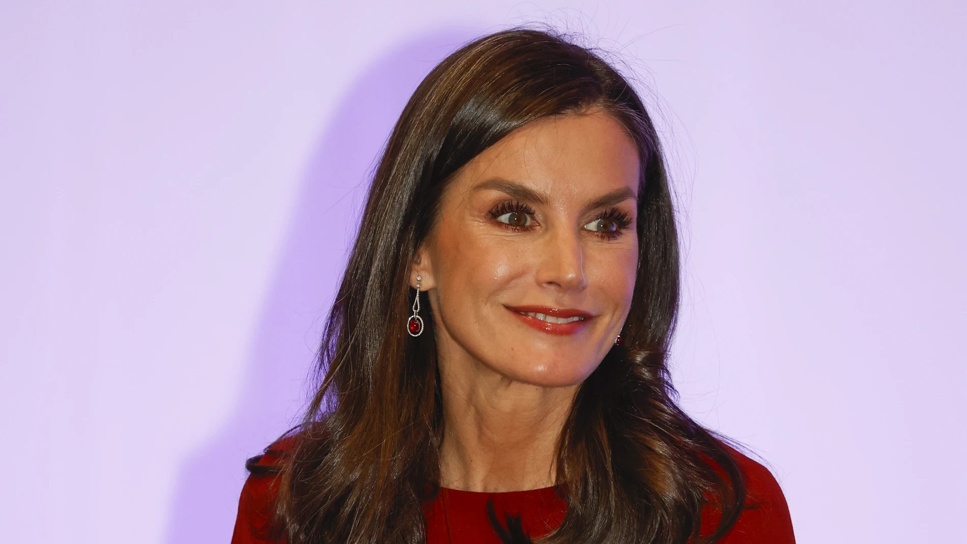 La Reina Letizia apuesta por el rojo en su tierra.