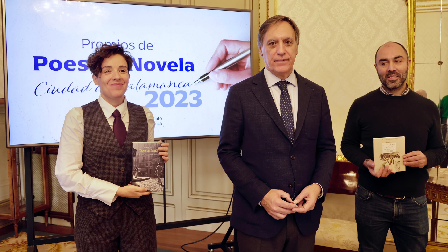 Beatriz García y Víctor Herrero junto al alcalde de Salamanca, Carlos García Carbayo