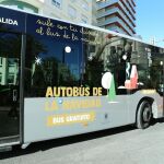 El autobús de la Navidad recorre de manera gratuita los puntos de Alicante clave de estas fechas.