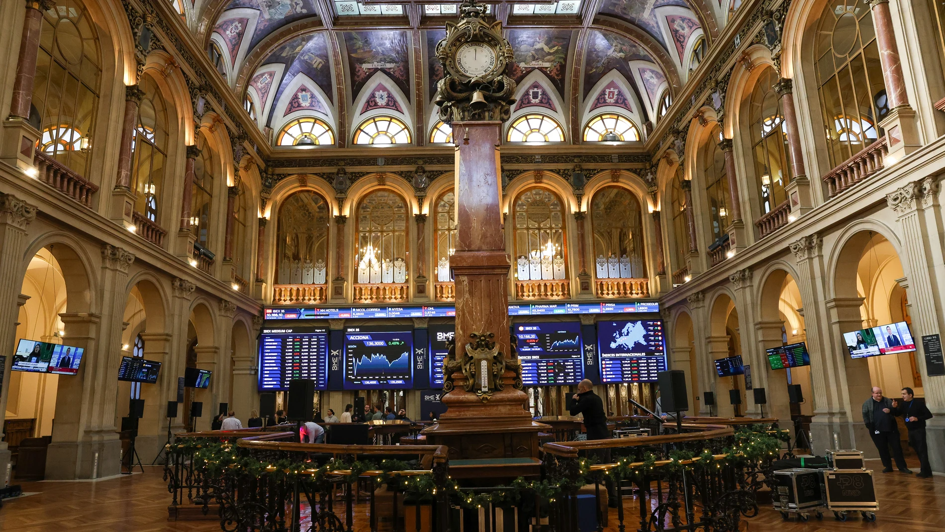 Economía/Bolsa.- El Ibex 35 sube un 0,1% en la media sesión y se mantiene en los 10.000 puntos