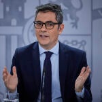 La vicepresidenta segunda y Ministra de Trabajo y Economía Social, Yolanda Díaz; la portavoz y ministra de Educación, Formación Profesional y Deportes, Pilar Alegría; el ministro de la Presidencia, Justicia y Relaciones con las Cortes, Félix Bolaños y la ministra de Sanidad, Mónica García, durante la rueda de prensa posterior a la reunión del Consejo de Ministros, este martes en Moncloa © Alberto R. Roldán / Diario La Razón. 19 12 2023