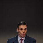 El presidente del Gobierno, Pedro Sánchez, interviene en el homenaje a Jerónimo Saavedra, en el Teatro Real, a 18 de diciembre de 2023, en Madrid (España). El Teatro Real ha organizado un acto para rendir homenaje a Jerónimo Saavedra, uno de los patronos de su fundación. Saavedra fue un político canario defensor y promotor de la cultura y de los proyectos del Teatro Real, de su programación y de las iniciativas para acercar los espectáculos a todos los públicos. 18 DICIEMBRE 2023;SÁNCHEZ;HOMENAJE;ACTO;TEATRO REAL; Fernando Sánchez / Europa Press 18/12/2023