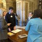 La portavoz de ERC, Raquel Sans, y la diputada de los comuns Susanna Segovia con una de las víctimas de abusos sexuales en Montserrat, Miguel Hurtado, y la presidenta de la Fundació Vicki Bernadet