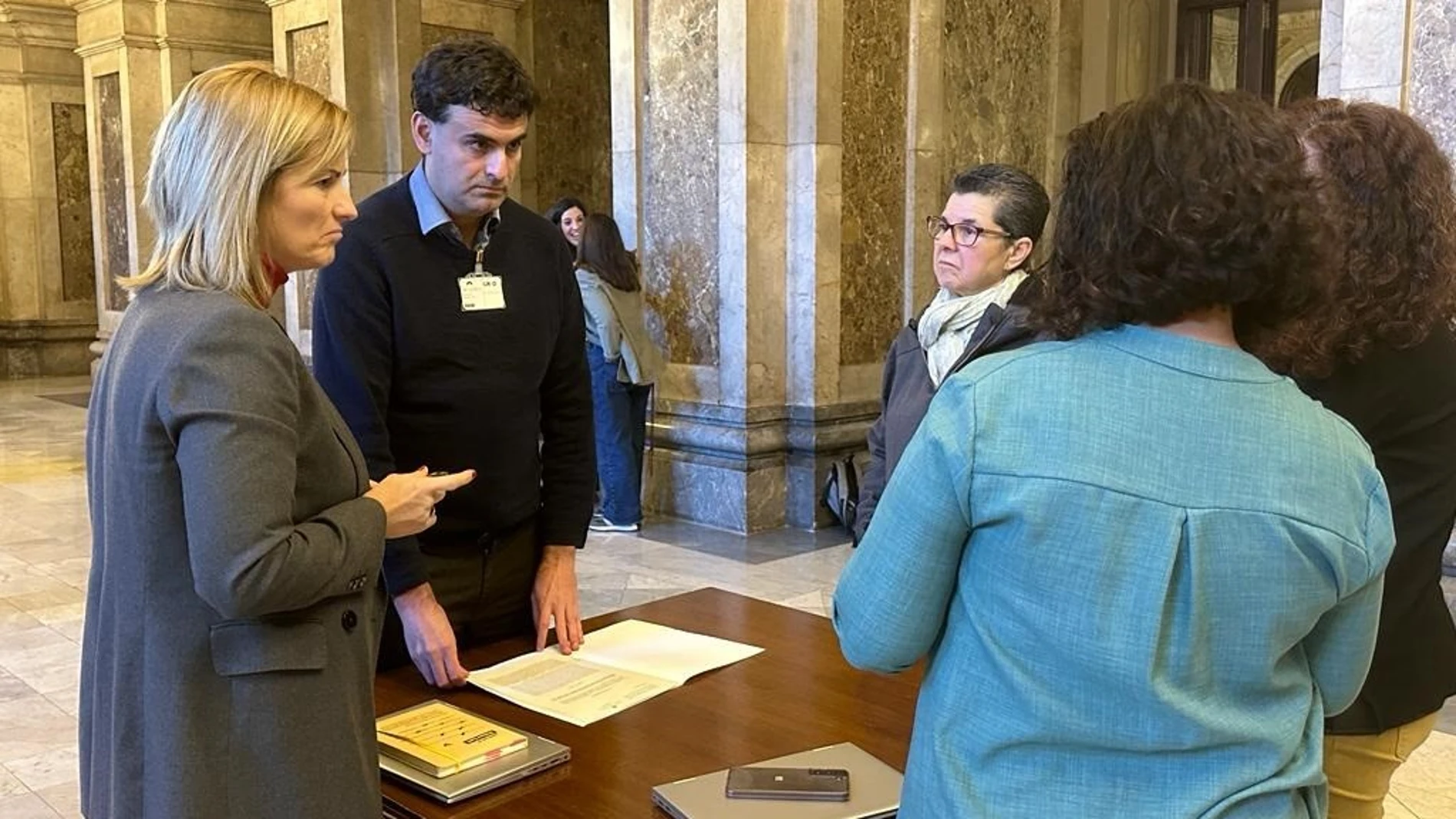 La portavoz de ERC, Raquel Sans, y la diputada de los comuns Susanna Segovia con una de las víctimas de abusos sexuales en Montserrat, Miguel Hurtado, y la presidenta de la Fundació Vicki Bernadet EUROPA PRESS 19/12/2023