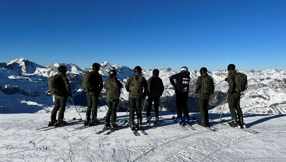 Leonor junto a sus compañeros realizando ejercicios de montaña