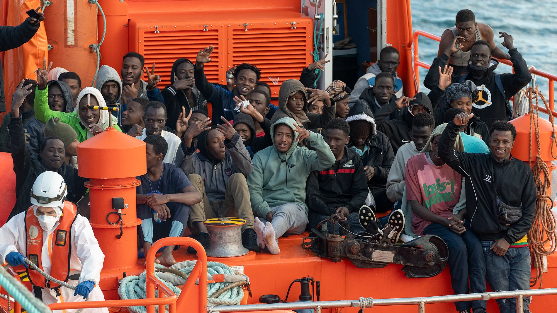 GRAFCAN2851. ARRECIFE (LANZAROTE), 20/12/2023.- Un séptimo rescate de 51 migrantes de origen subsahariano -45 varones adultos y seis mujeres- eleva a 354 los desembarcados en las últimas horas en las islas de Lanzarote y Gran Canaria. Esta última embarcación auxiliada en la ruta canaria ha sido localizada a las 10.12 horas por un mercante a 72,2 kilómetros al este de Arrecife, después de que sus integrantes alertaran a Salvamento Marítimo de su ubicación a través de una llamada de teléfono. E...