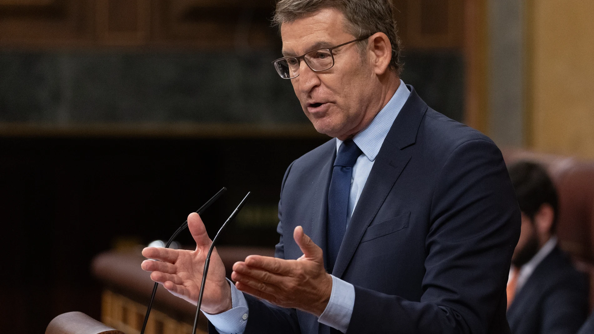 El presidente del PP, Alberto Núñez Feijóo, interviene durante un pleno en el Congreso de los Diputados, a 20 de diciembre de 2023, en Madrid (España). Durante la sesión de control, el presidente del Gobierno, responde a preguntas del líder del PP, y de la portavoz de Vox, sobre la moción de censura en Pamplona, y también una cuestión sobre la subida de las hipotecas que le formulará el portavoz de ERC. Esta es la segunda sesión de control al Gobierno en el Congreso de esta legislatura, pero ...