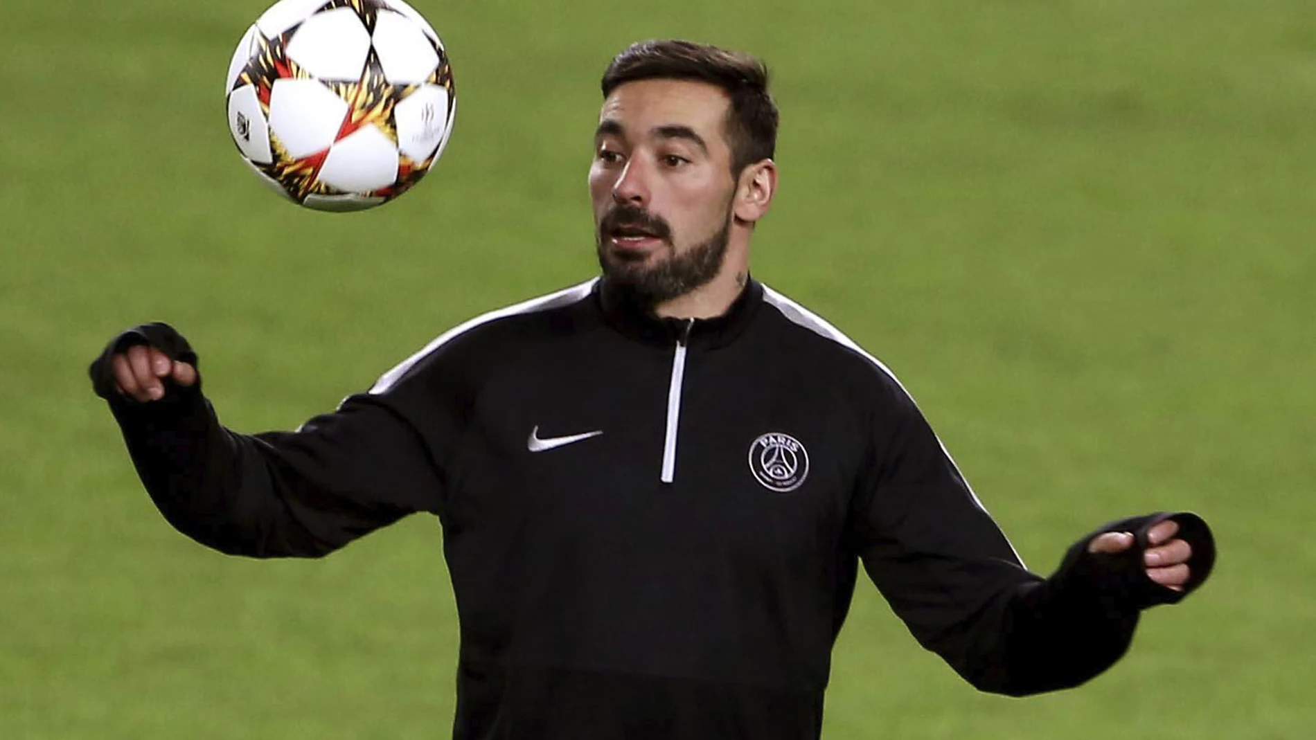 GRA328. BOGOTÁ (COLOMBIA), 20/12/2023.- Fotografía de archivo del jugador argentino del París Saint-Germain, el argentino Ezequiel Lavezzi, durante un entrenamiento, el 9 de diciembre de 2014, en el Camp Nou de Barcelona (España). Lavezzi se encuentra internado en un centro médico de la ciudad uruguaya de Punta del Este tras sufrir una fractura de clavícula. Así lo informó este miércoles la Jefatura de Policía del departamento (provincia) de Maldonado mediante un comunicado en el cual detalló...