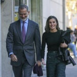 La Reina Letizia y el Rey Felipe llegando al cumpleaños de la Infanta Elena.