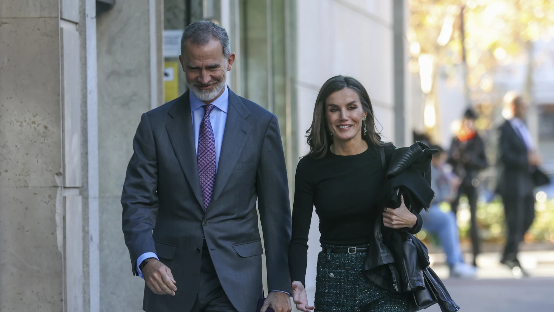 La Reina Letizia y el Rey Felipe llegando al cumpleaños de la Infanta Elena.