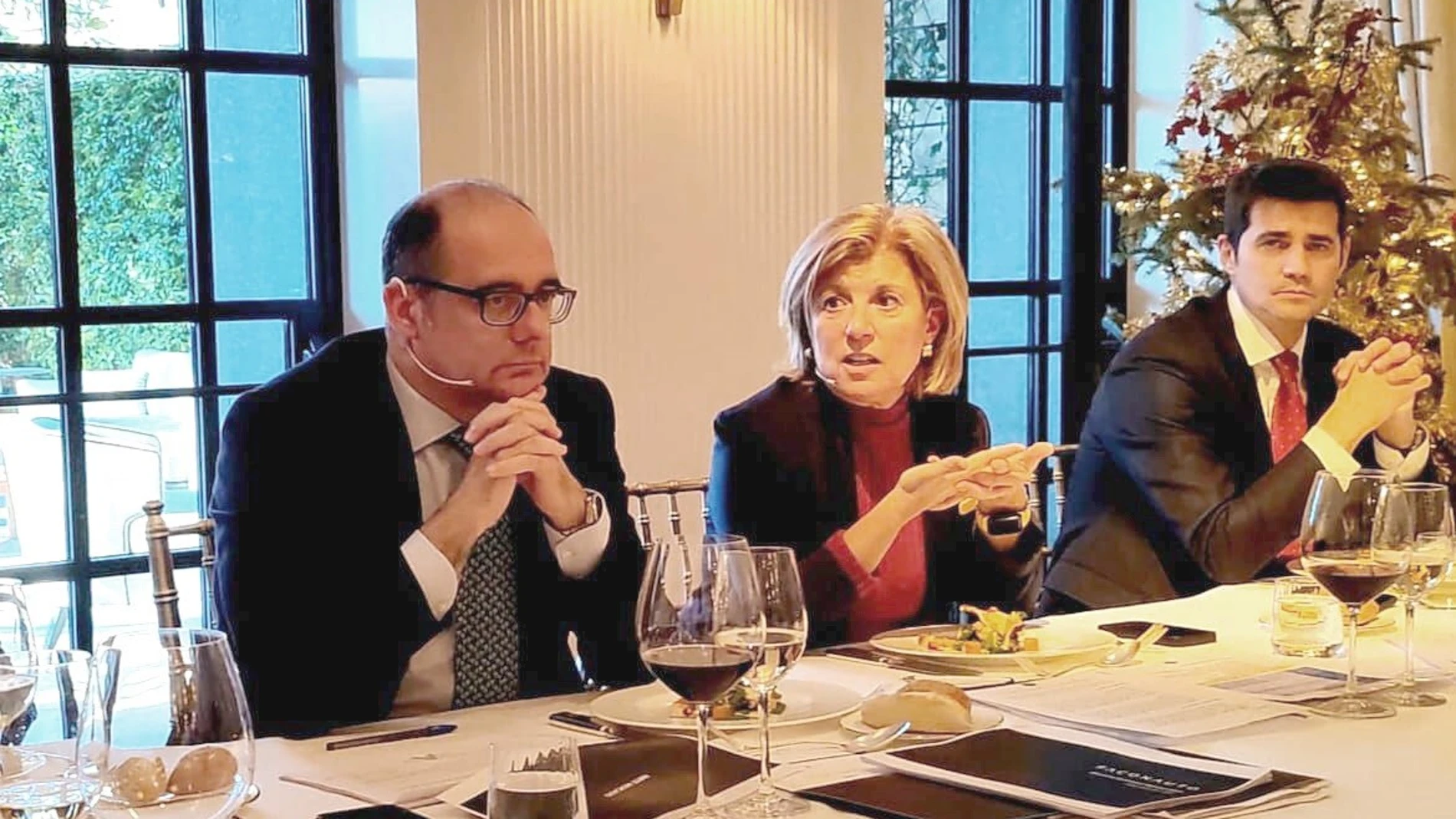 La presidenta de Faconauto, Marta Blázquez, junto al director general, José Ignacio Moya, y al director de comunicación, Raúl Morales. FACONAUTO 20/12/2023