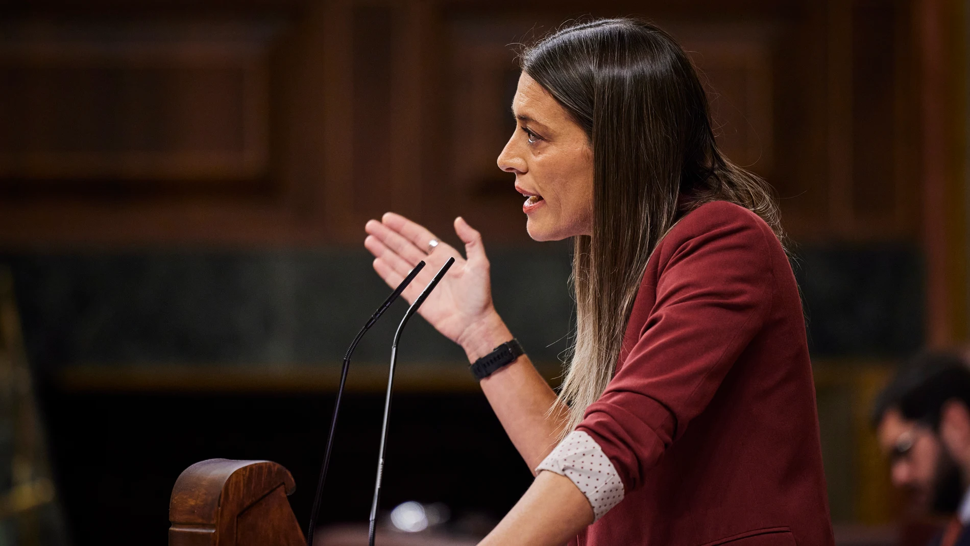 Míriam Nogueras (Junts per Cataluña) durante la comparecencia del presidente del Gobierno, Pedro Sánchez en el Pleno del Congreso de los Diputados para hacer balance sobre la Presidencia española de la UE e informar sobre las últimas reuniones del Consejo Europeo.
