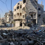 Edificios destruidos por los bombardeos de Israel contra el campamento de refugiados de Yabalia, en el norte de la Franja de Gaza