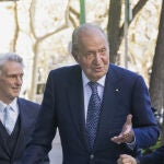 El Rey Juan Carlos I llega al cumpleaños de la infanta Elena