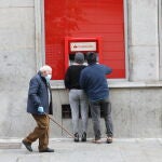 Detenidos dos individuos por asaltar a una persona de edad cuando retiraba dinero de un cajero